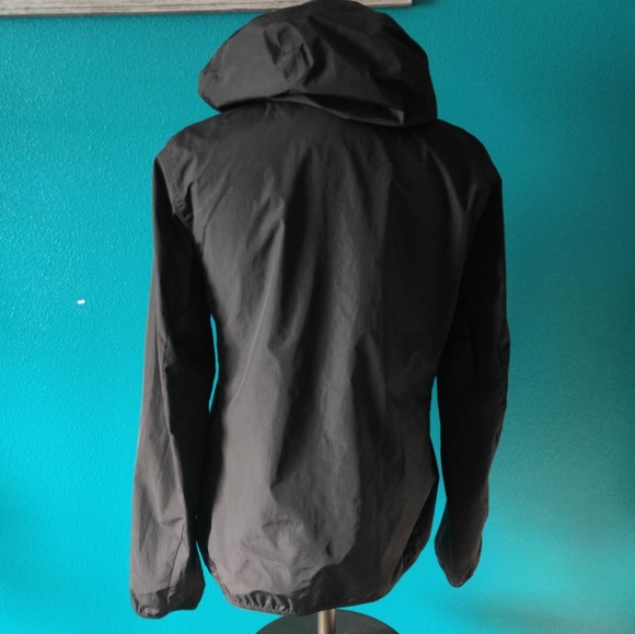 Uni Qlo windbreaker - Picture 3 of 6